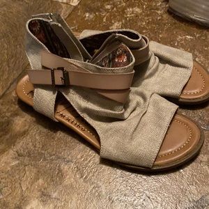 Women’s 8.5 blowfish tan sandals
